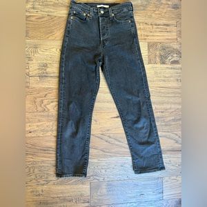 Adorable black Levi jeans